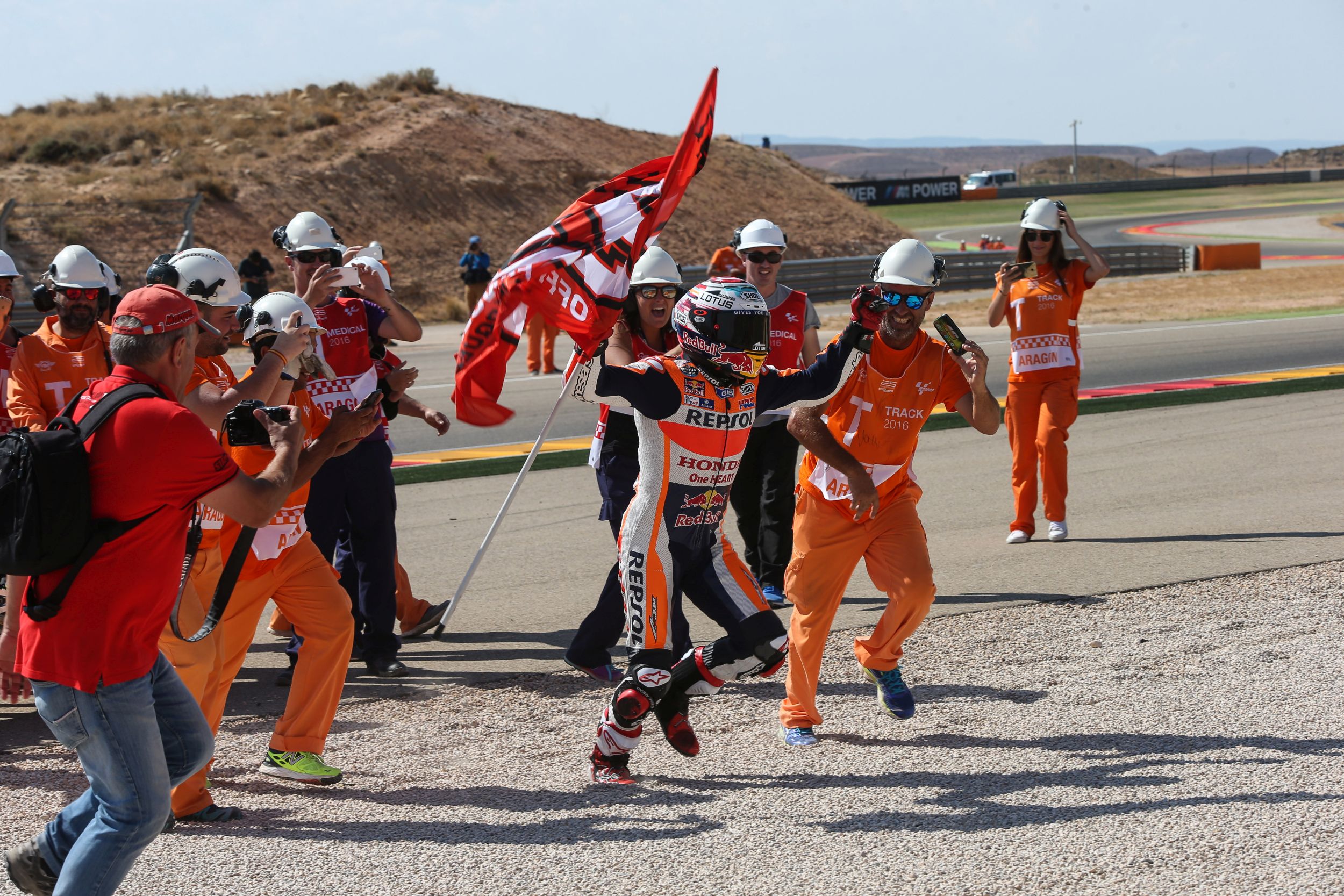 04-marc-marquez-red-flag-93-repsol-honda-motogp