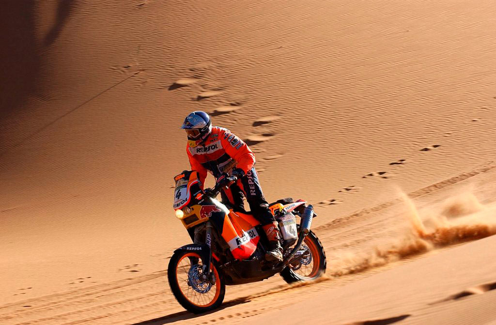 Nani Roma en moto KTM cruzando el desierto