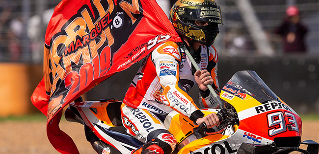 Marc Márquez dando la vuelta de victoria en Tailandia 2019