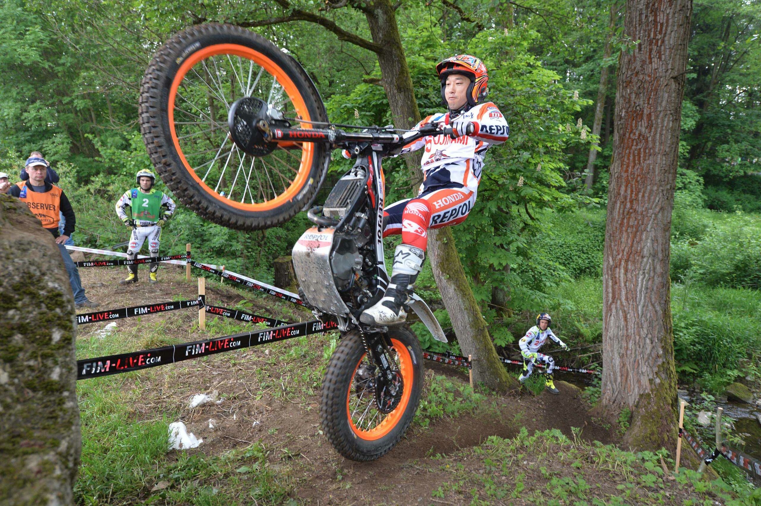 Takahisa Fujinami subiendo a una roca con la moto