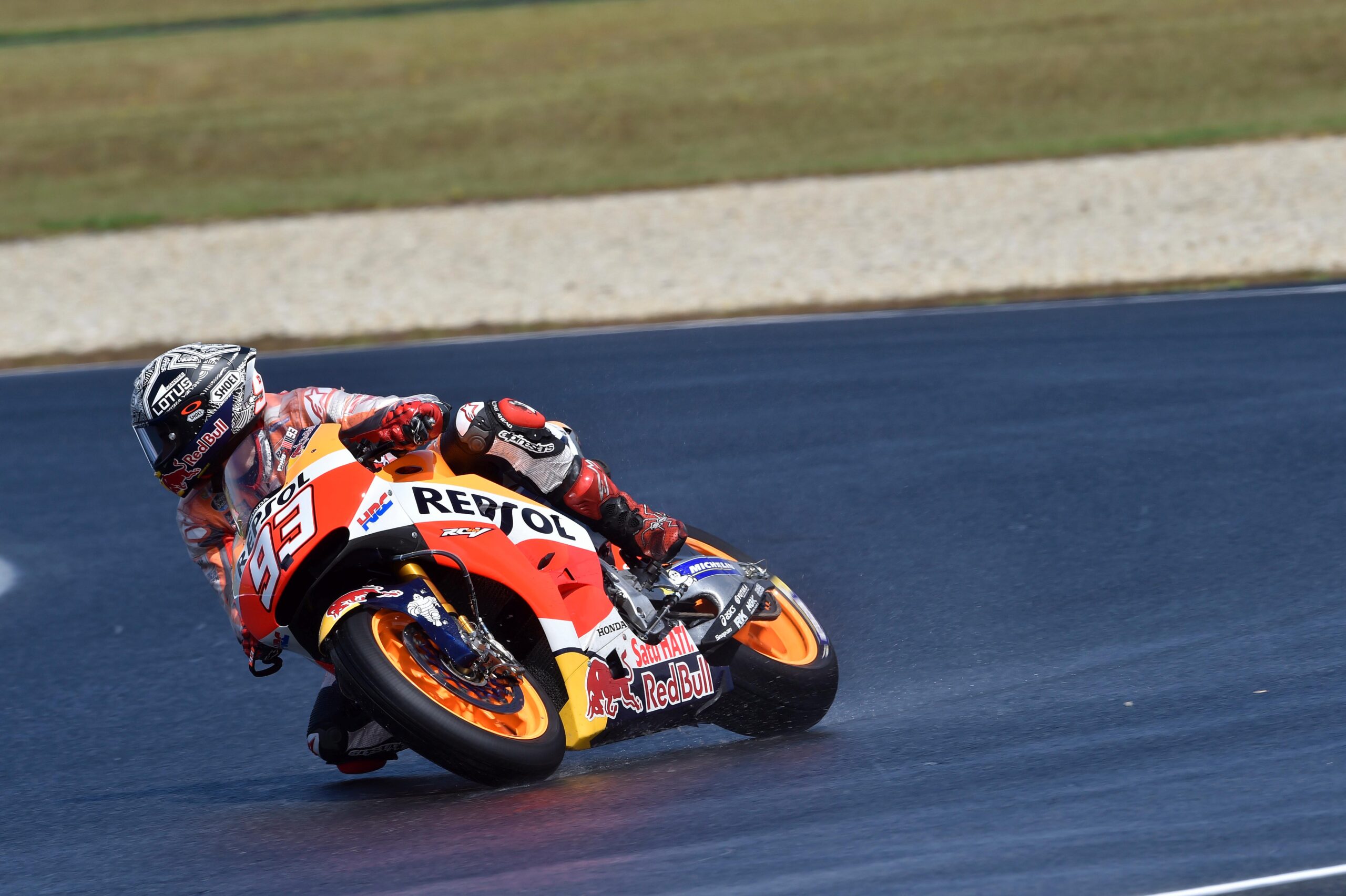 Marc Márquez tumbando la moto en lluvia