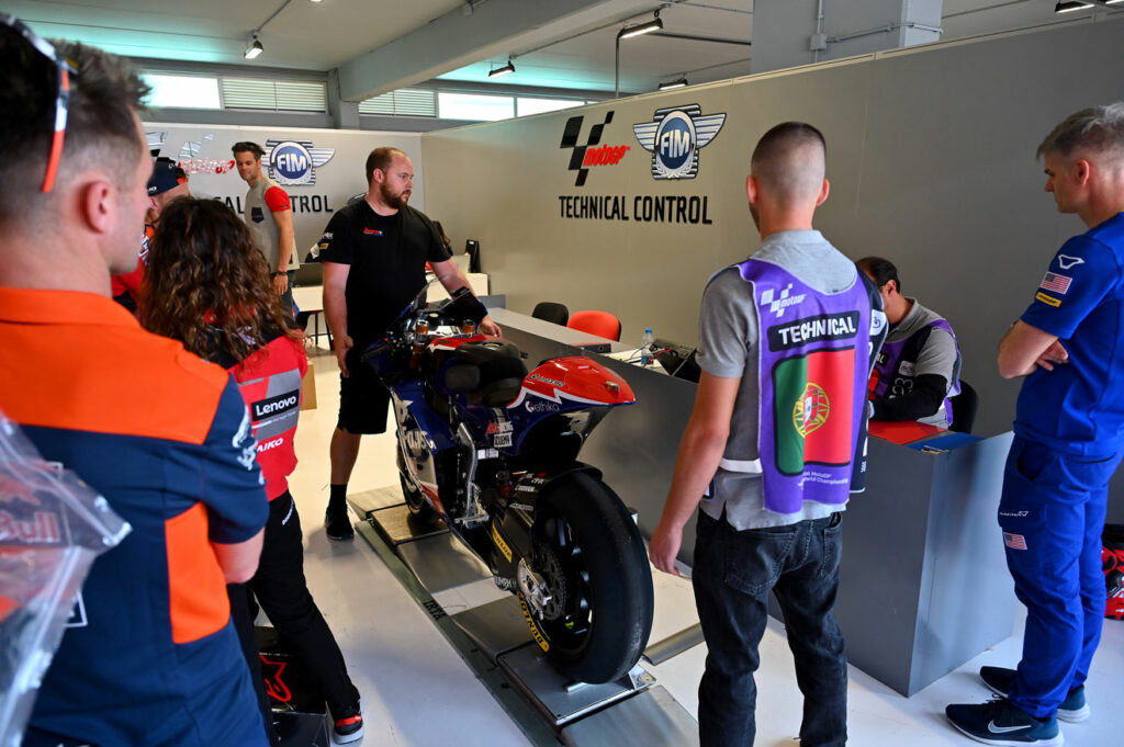 Operarios pesando una moto de MotoGP